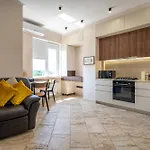 Apartament Novoselskogo 19-67 *